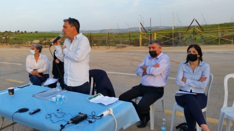 ראש המועצה בישיבת הנהלה בשטח הפרוץ של קו התפר.jpg