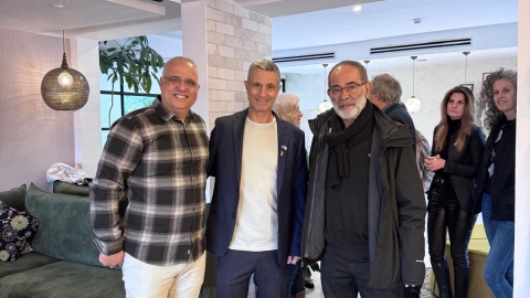 איאס שביטה, חבר המליאה מטעם היישוב, ראש המועצה, אבישי כהן ודוד עמר, מנהל היישוב.jpeg