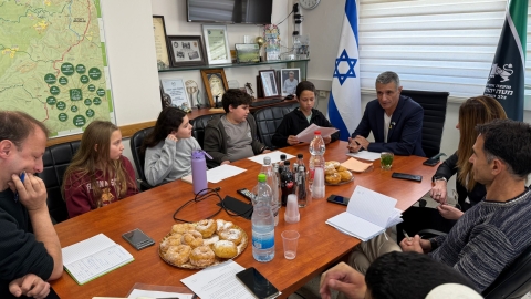 פגישה עם נציגי מועצת התלמידים ונציגי מועצת ההורים של בית ספר אלון.jpg