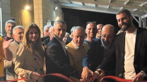 גזירת סרט במבנה הרב תכליתי בעין ראפה.jpg