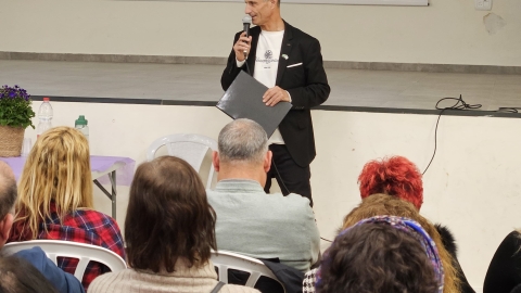 ראש המועצה אבישי כהן בהרצאתו של גיל דרייפוס.jpg