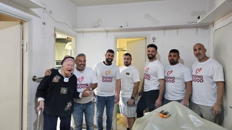 פרויקט מדים בזהב - תיקונים ושיפוצים בבתי קשישים מהמועצה בשיתוף המשטרה ועובדי המועצה.jpg