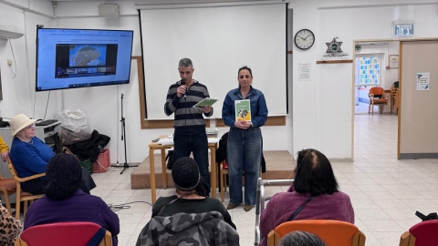ראש_המועצה_אבישי_כהן_מציג_את_החוברת_החדשה_בפני_הוותיקות_והוותיקים.jpg