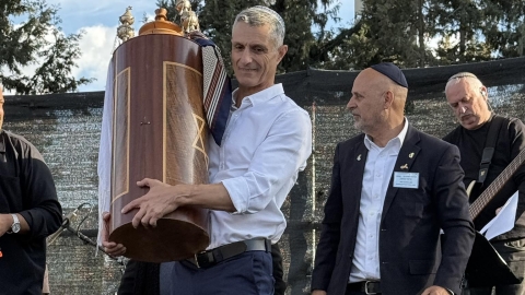 ראש_המועצה_אבישי_כהן_בתהלוכת_ספרי_תורה.jpg